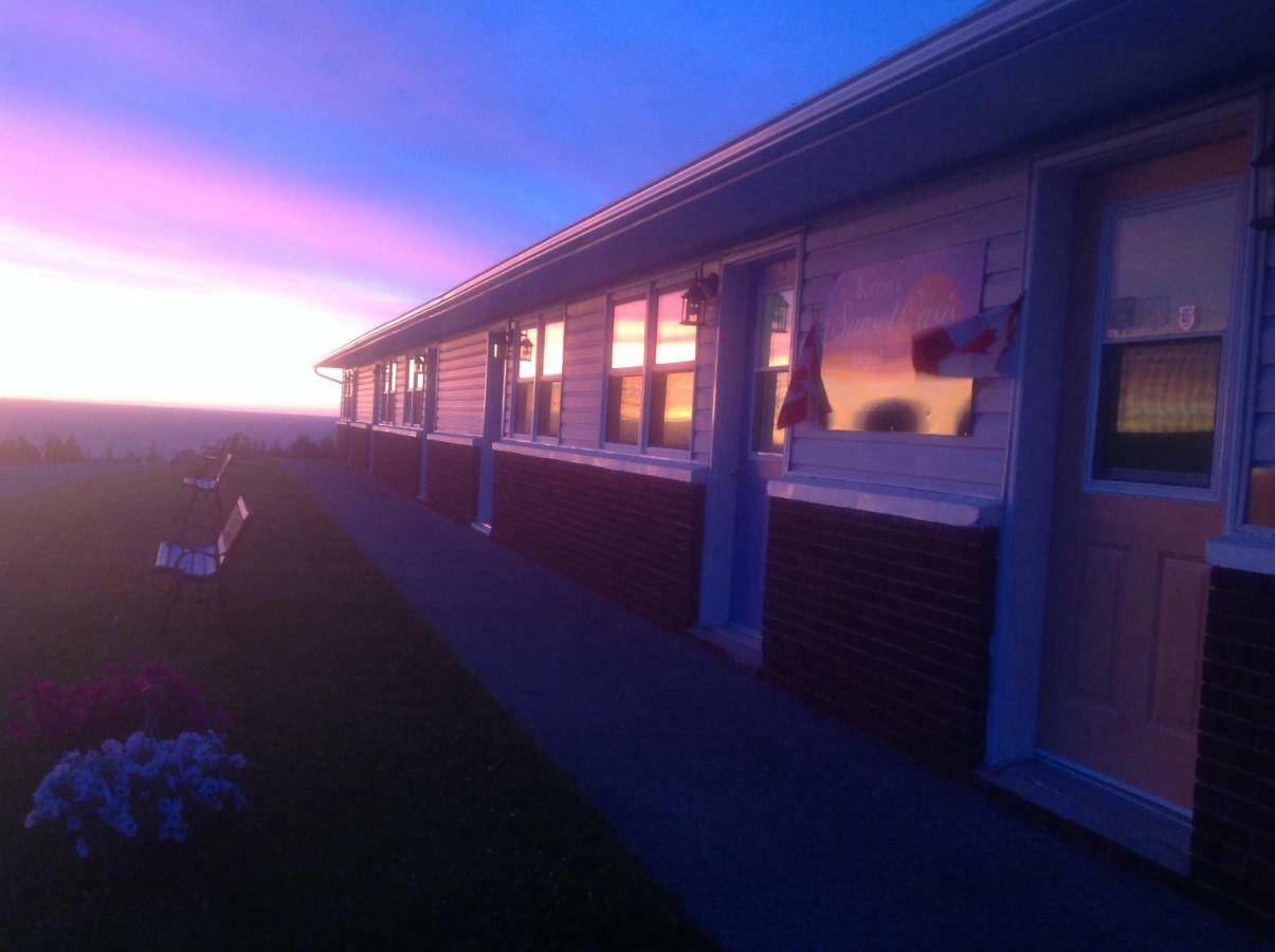 Burton'S Sunset Oasis Motel Bay Saint Lawrence Экстерьер фото