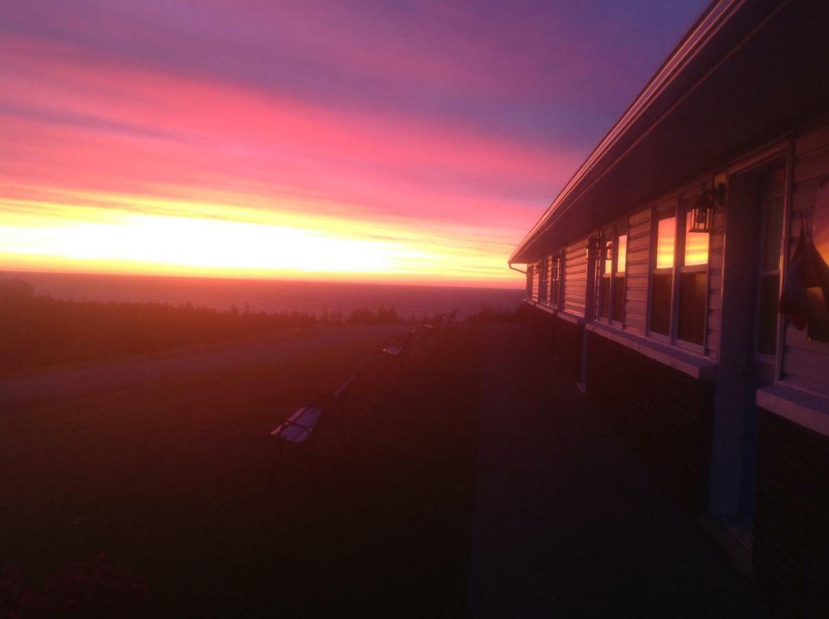 Burton'S Sunset Oasis Motel Bay Saint Lawrence Экстерьер фото