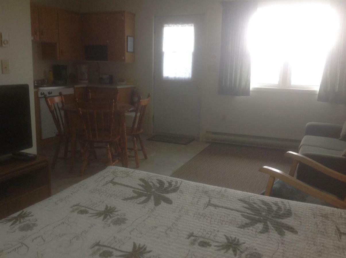 Burton'S Sunset Oasis Motel Bay Saint Lawrence Экстерьер фото